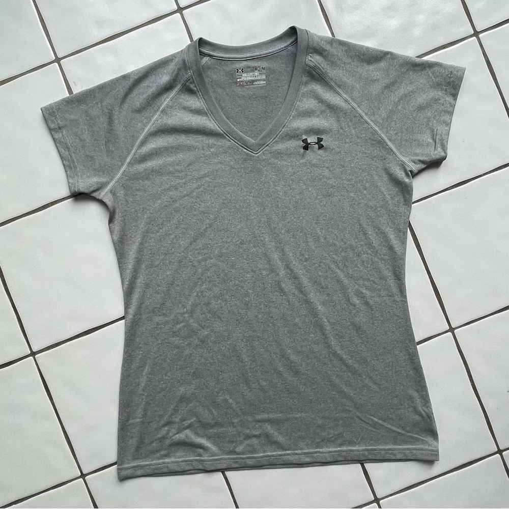 EUC Under Armour Women's V-Neck Short Sleeve Top in Gray